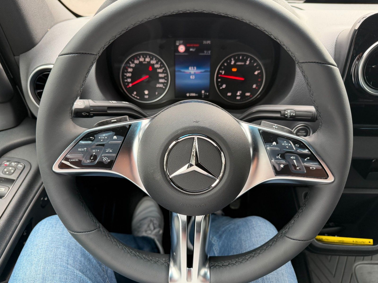 Fahrzeugabbildung Mercedes-Benz Sprinter 319 CDI 4x4 3665 DISTRONIC AHK LED