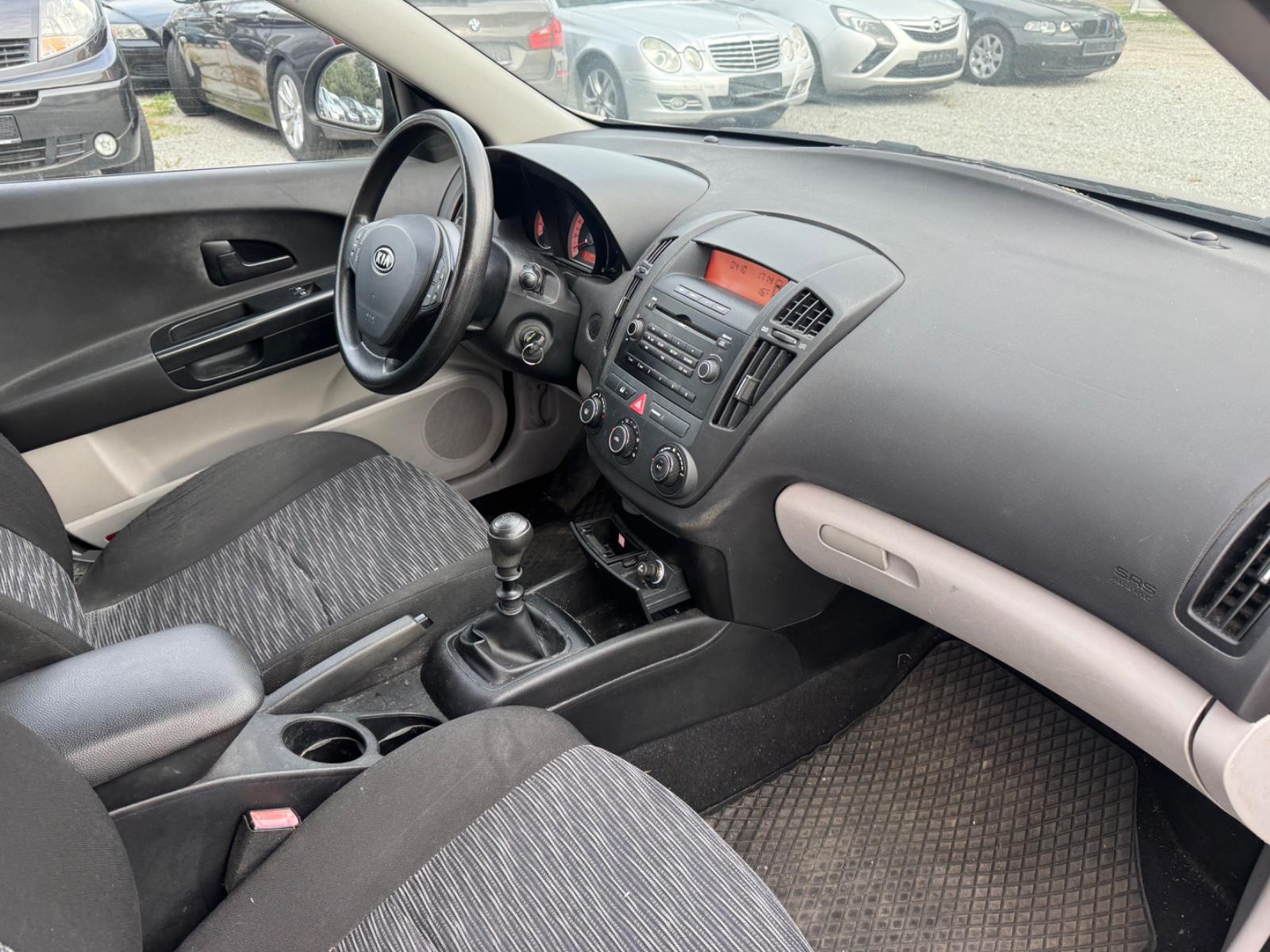 Kia cee'd 2008 — photo 9