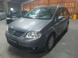 Volkswagen Touran 2.0 TDI Highline / Leder_SH_AHK_Tempomat - Volkswagen Touran aus 2006: Highline