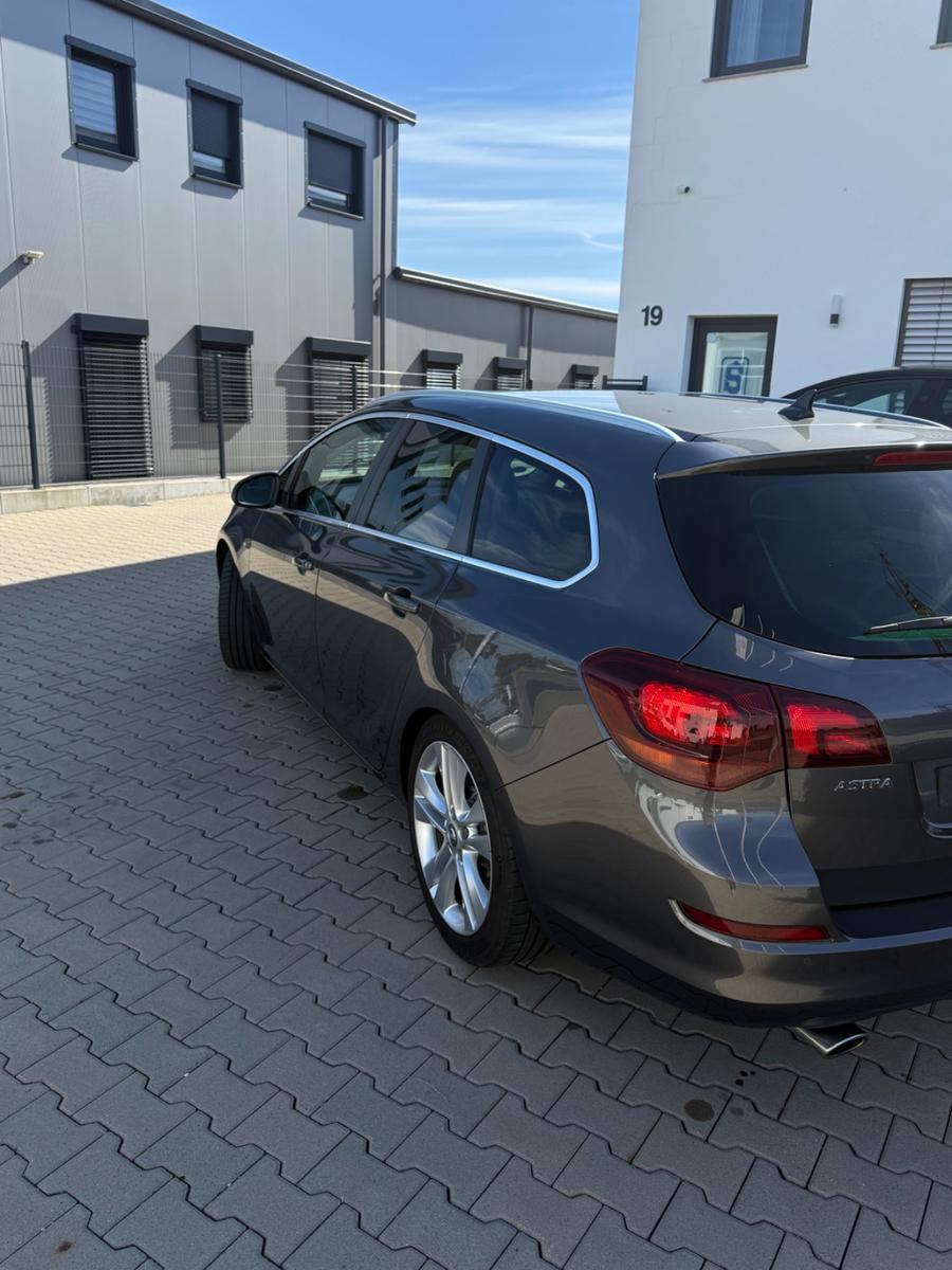 Opel Astra 2011 — photo 6