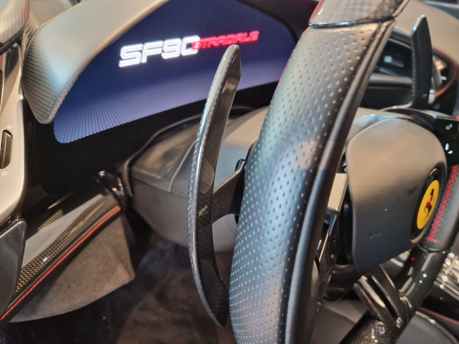 Fahrzeugabbildung Ferrari SF90*Carbon*Lift*dt.Fahrzeug*JBL*Racingsitze*