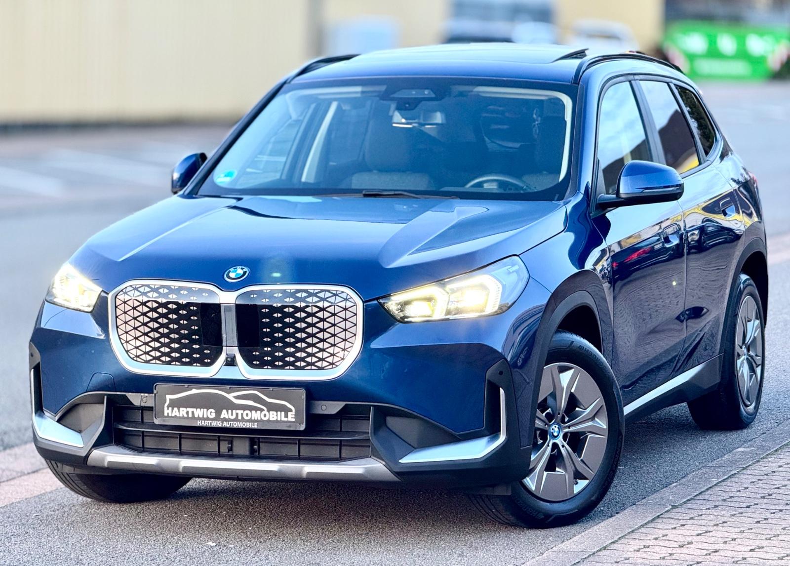 BMW iX1 20 eDrive*360Kamera*LED*Head*Panorama-Dach*