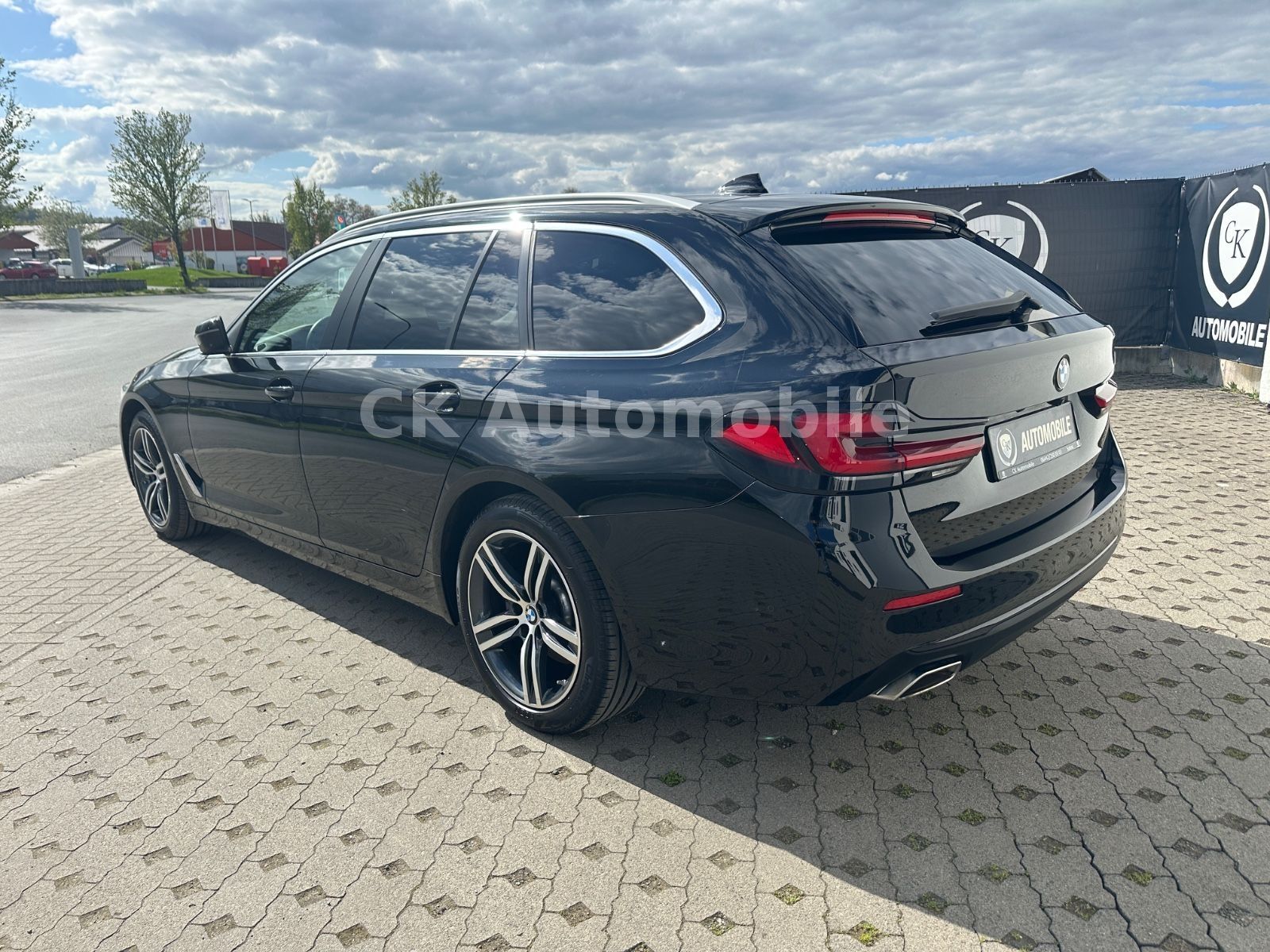 Fahrzeugabbildung BMW 520d Touring/Navi/Laser/Head-Up/Leder/360°/AHK