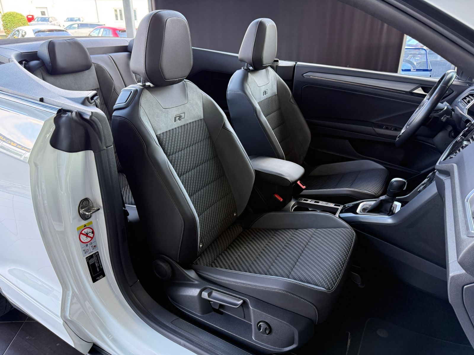 Fahrzeugabbildung Volkswagen T-Roc Cabriolet R-Line Black AHK LED RFK 19"