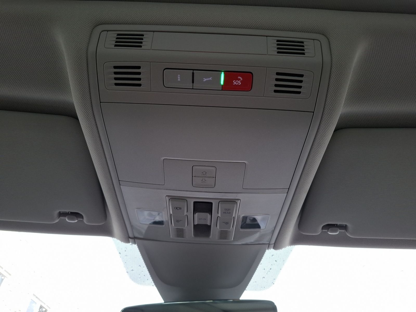 Fahrzeugabbildung Volkswagen Tiguan TSI Life DSG LED Navi Pano ACC PDC SH