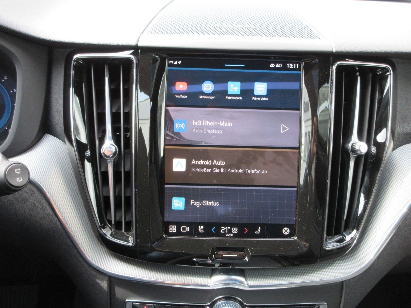 Fahrzeugabbildung Volvo XC 60 B5 Plus Dark AWD