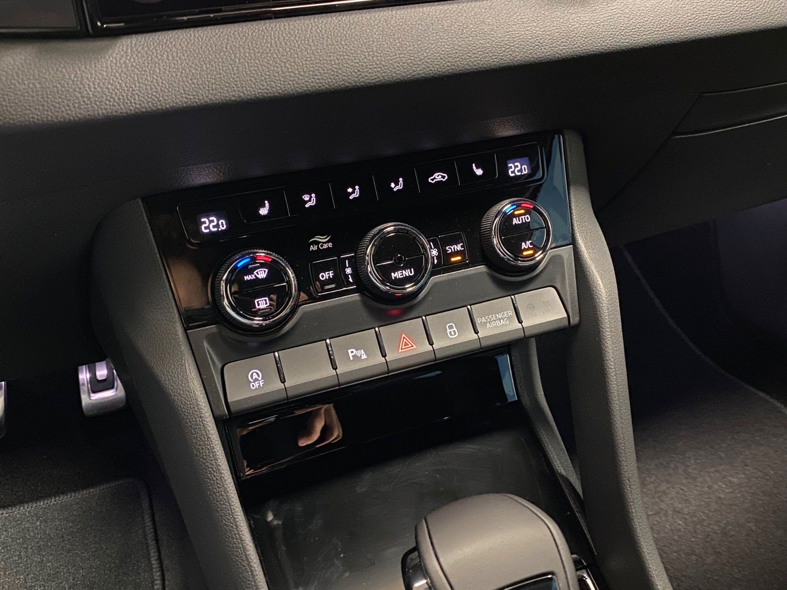 Fahrzeugabbildung SKODA Karoq 2.0l TDI DSG 4x4 SPORTLINE+AHK-SCHWENKBAR