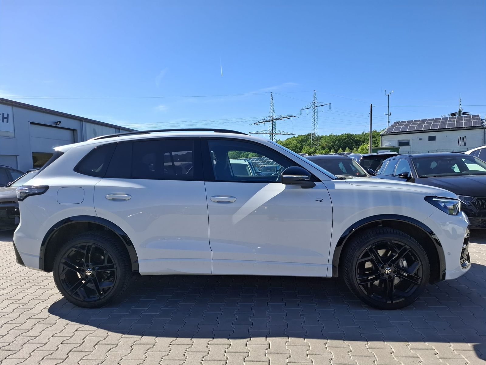 Fahrzeugabbildung Volkswagen Tiguan 2.0 TDI 4M R-Line BLACK*PAN*HK*AHK*MATRIX