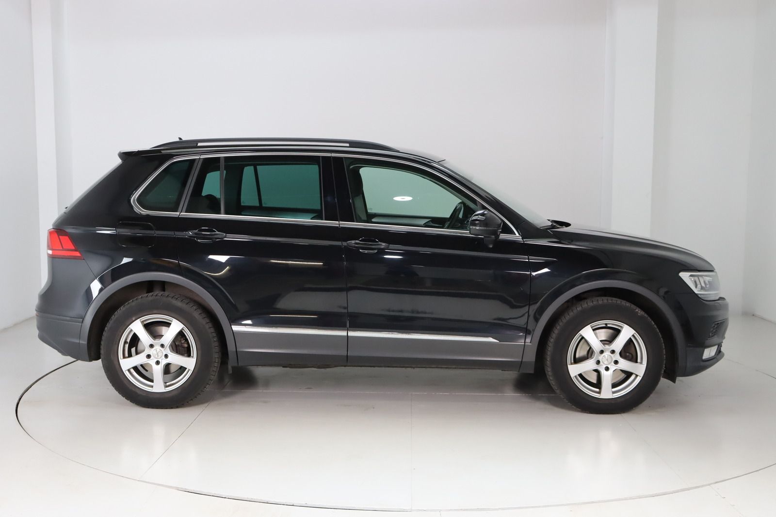 Fahrzeugabbildung Volkswagen Tiguan 4Motion 1. Hand  *Sitzhzg. * LED