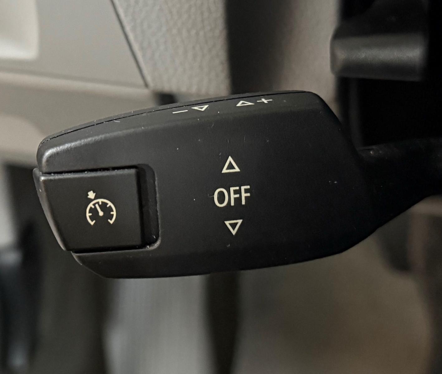 BMW 318 2011 — photo 19