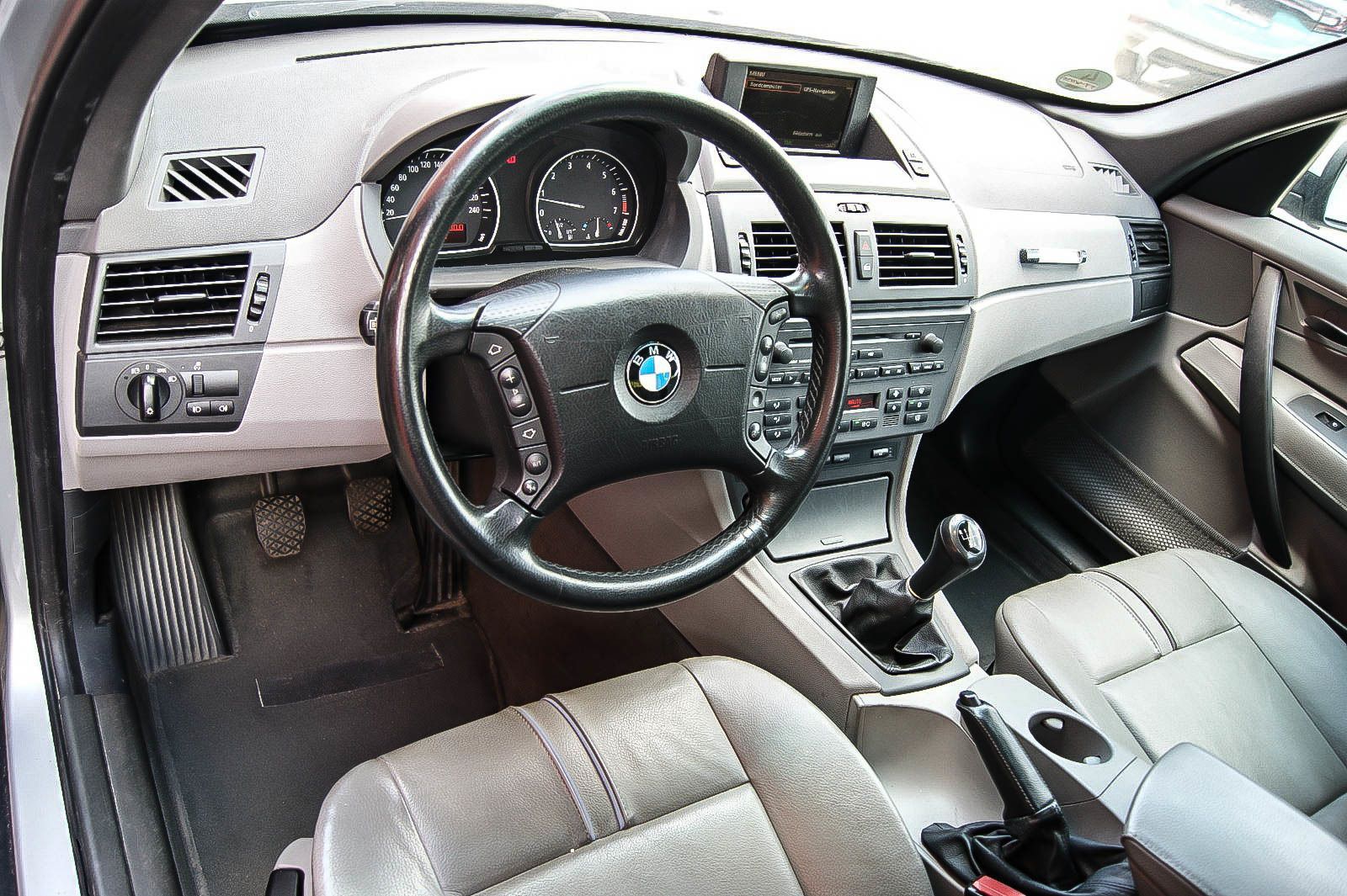 Fahrzeugabbildung BMW X3 3.0i  LEDER XENON NAVI SPORT-FW = aus 1.HAND=