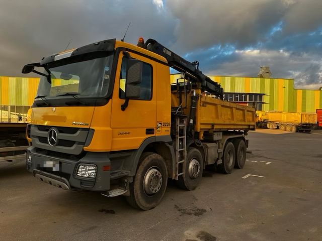 Mercedes-Benz 3244/8x4  Zweiseitenkipper mit PK 18502 Ladekran