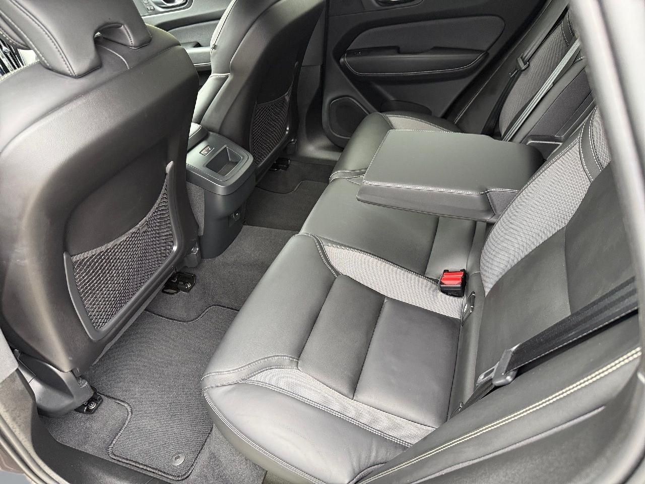 Fahrzeugabbildung Volvo XC60 Plus Dark 2WD