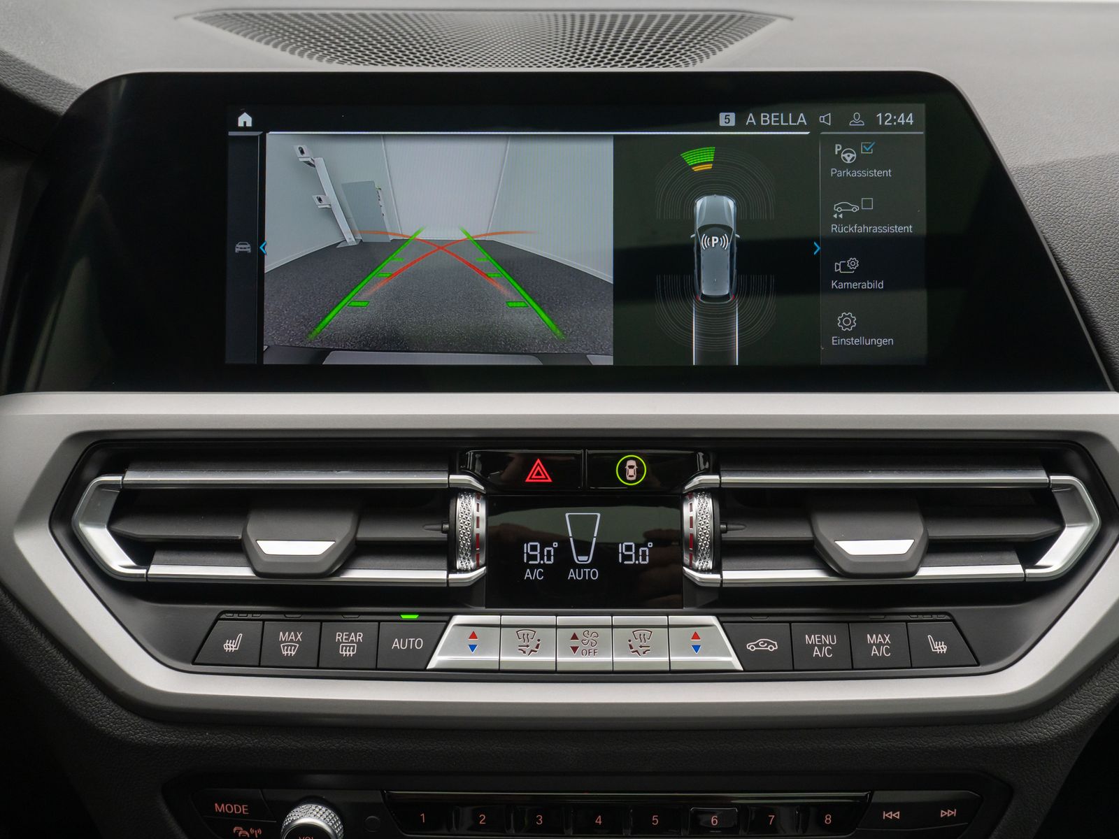 Fahrzeugabbildung BMW 320e Panorama Kamera DAB Alarm Geschwindigkeit