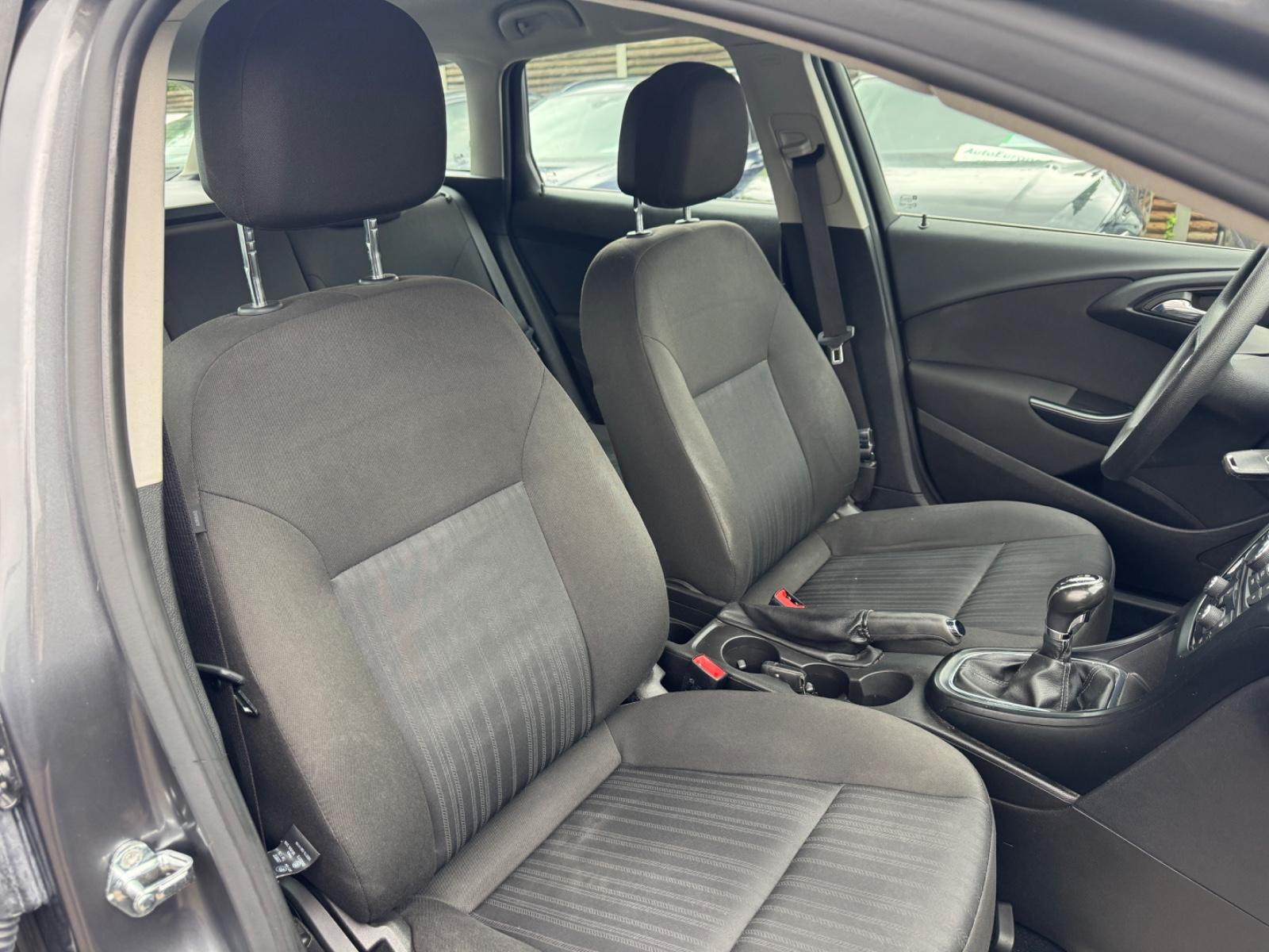 Opel Astra 2011 — photo 18