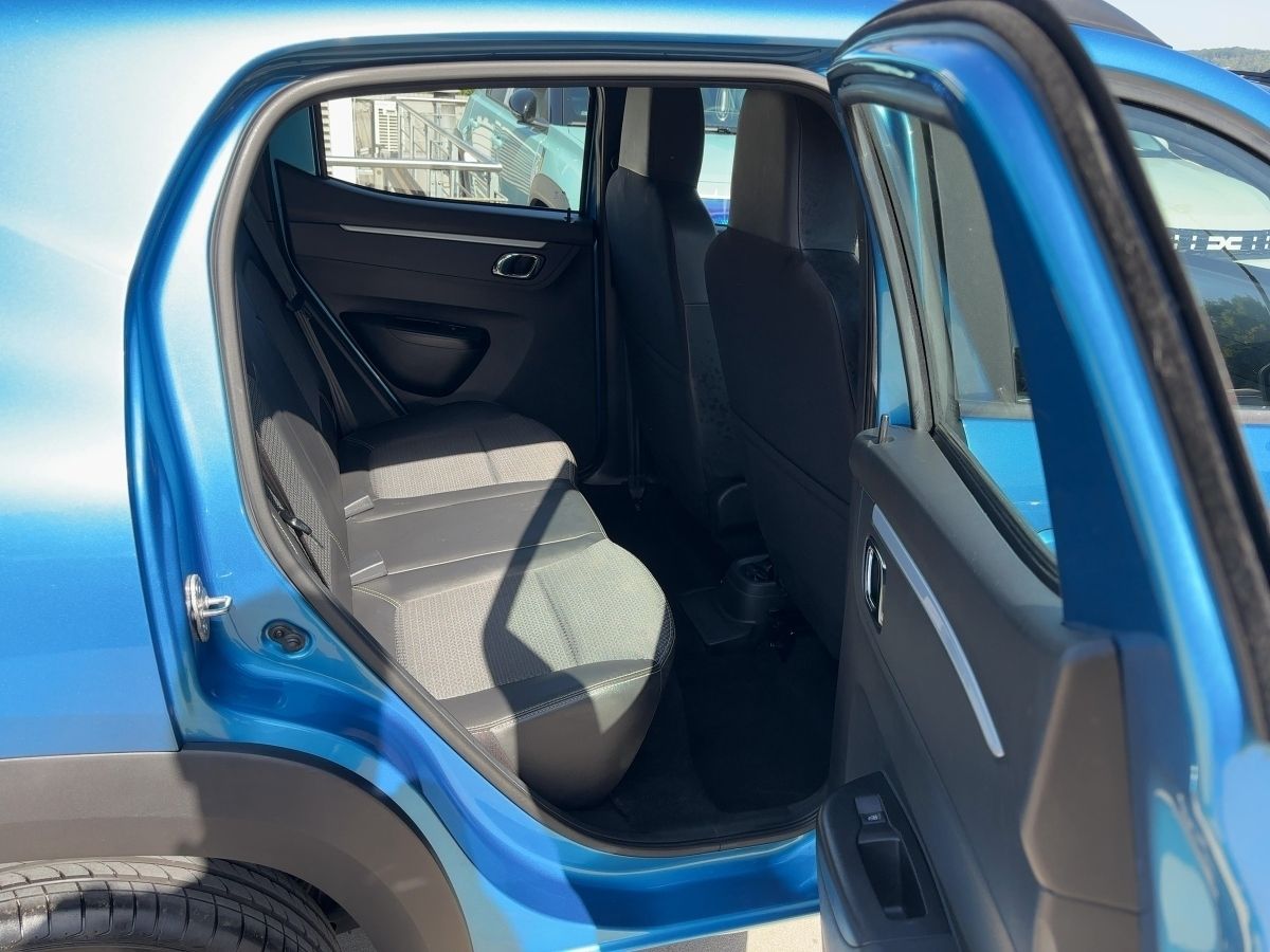 Fahrzeugabbildung Dacia Spring Expression 45 Navi Kamera - mit KI generiert/bearbeitet