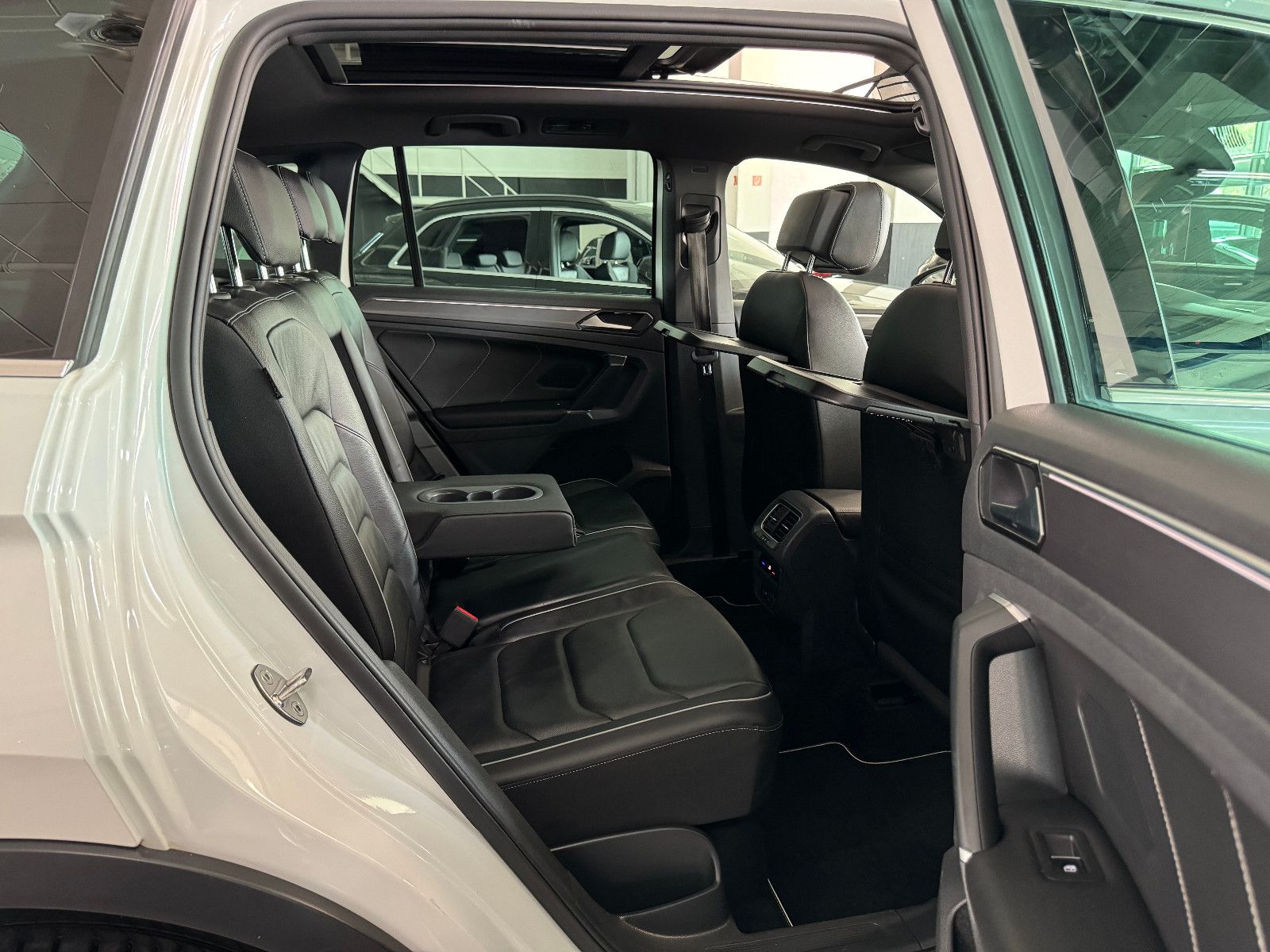 Fahrzeugabbildung Volkswagen Tiguan DSG 4MO 3X R-LINE PANO MEMORY BLACK STYLE