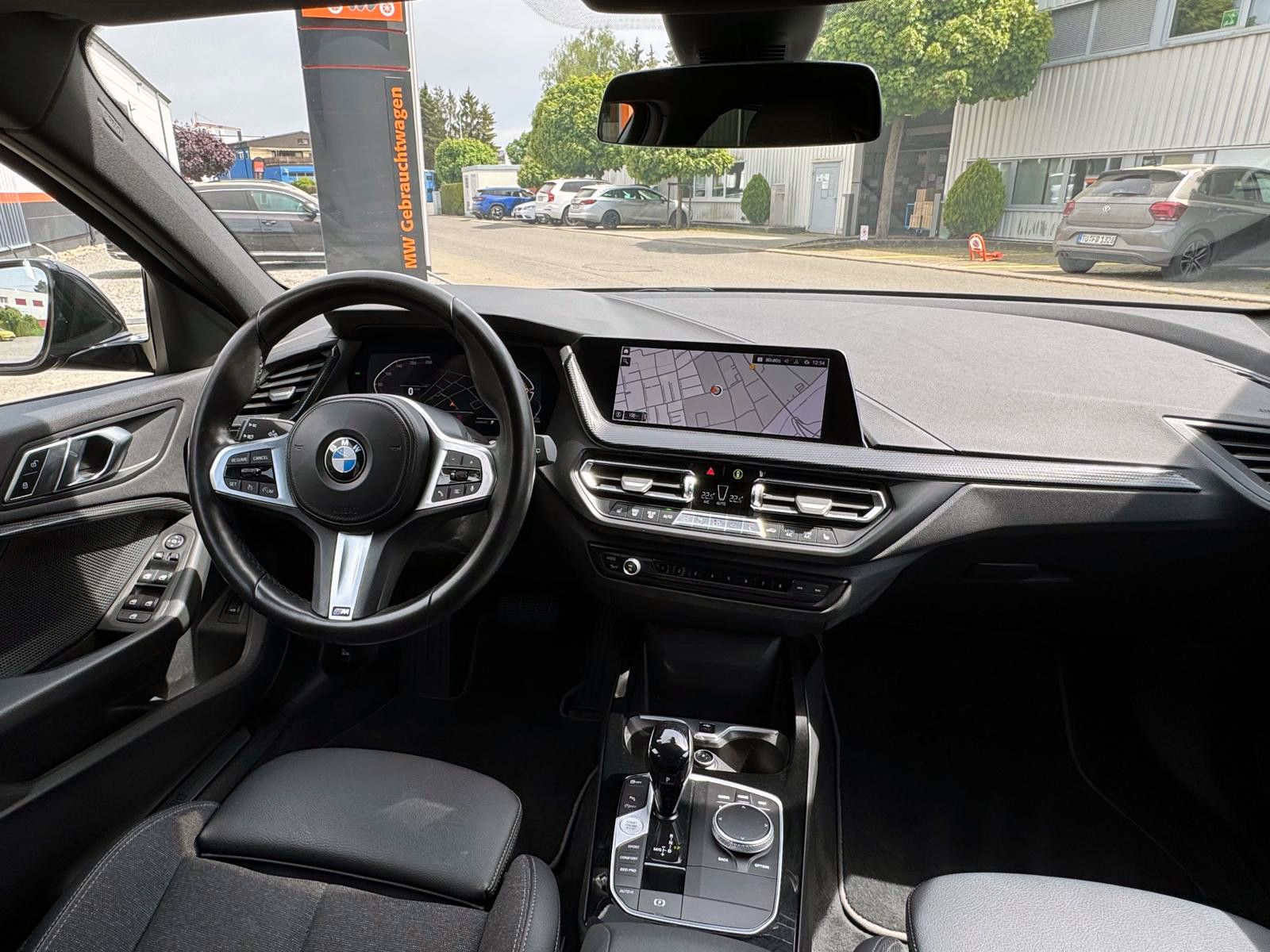 Fahrzeugabbildung BMW 118i Steptr. Sport-Line LED SHZ PDC CarPlay NAV