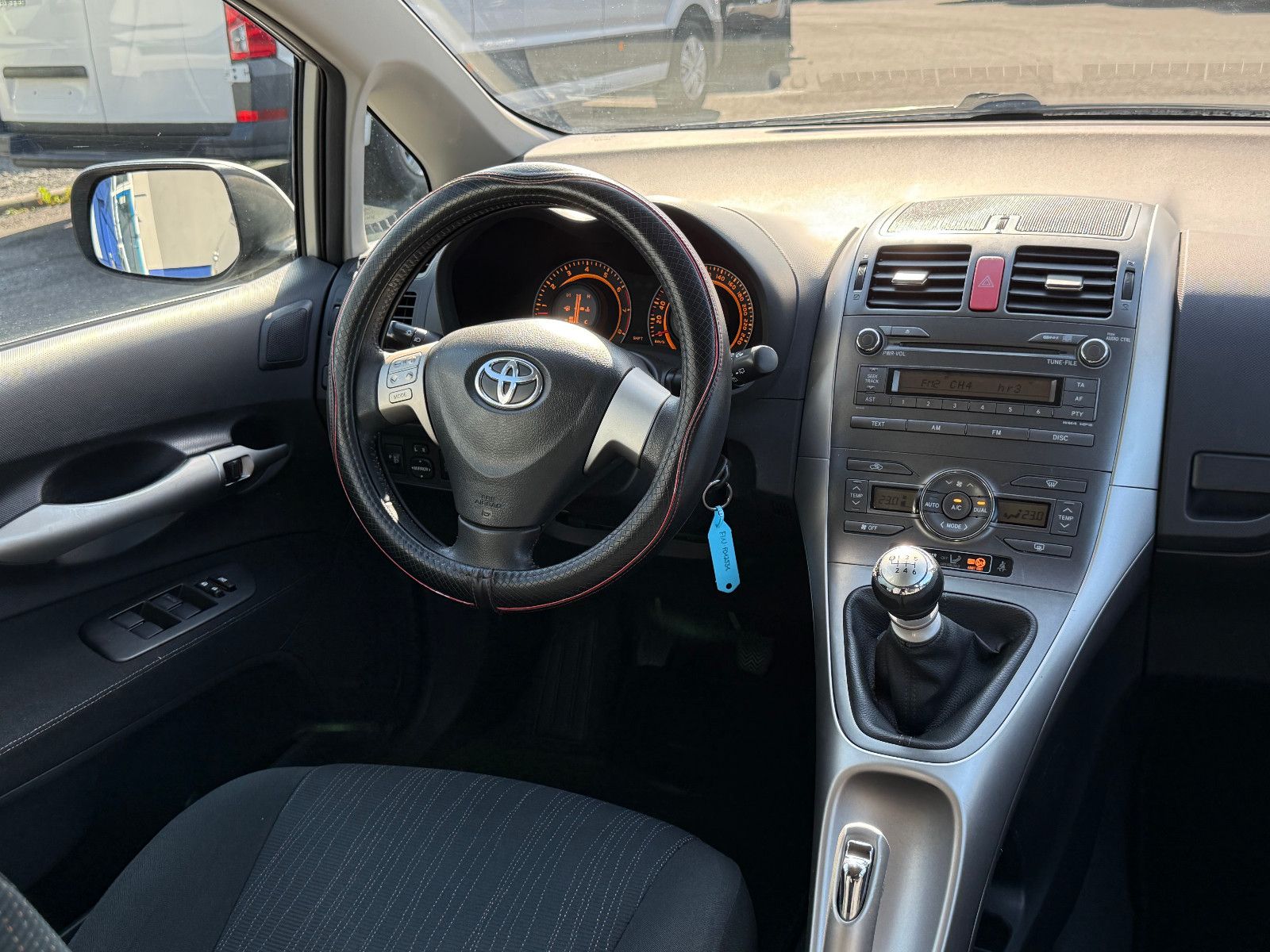 Fahrzeugabbildung Toyota Auris Life Klimaautomatik 2-Hand