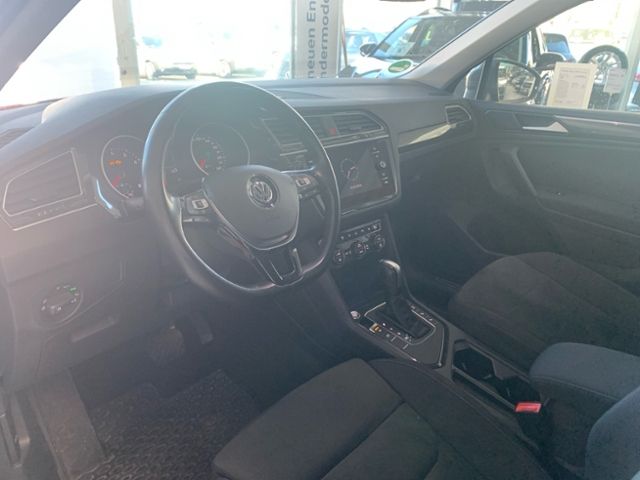 Fahrzeugabbildung Volkswagen Tiguan 1,5TSI DSG COMFORTLINE NAVI LED AHK PDC A