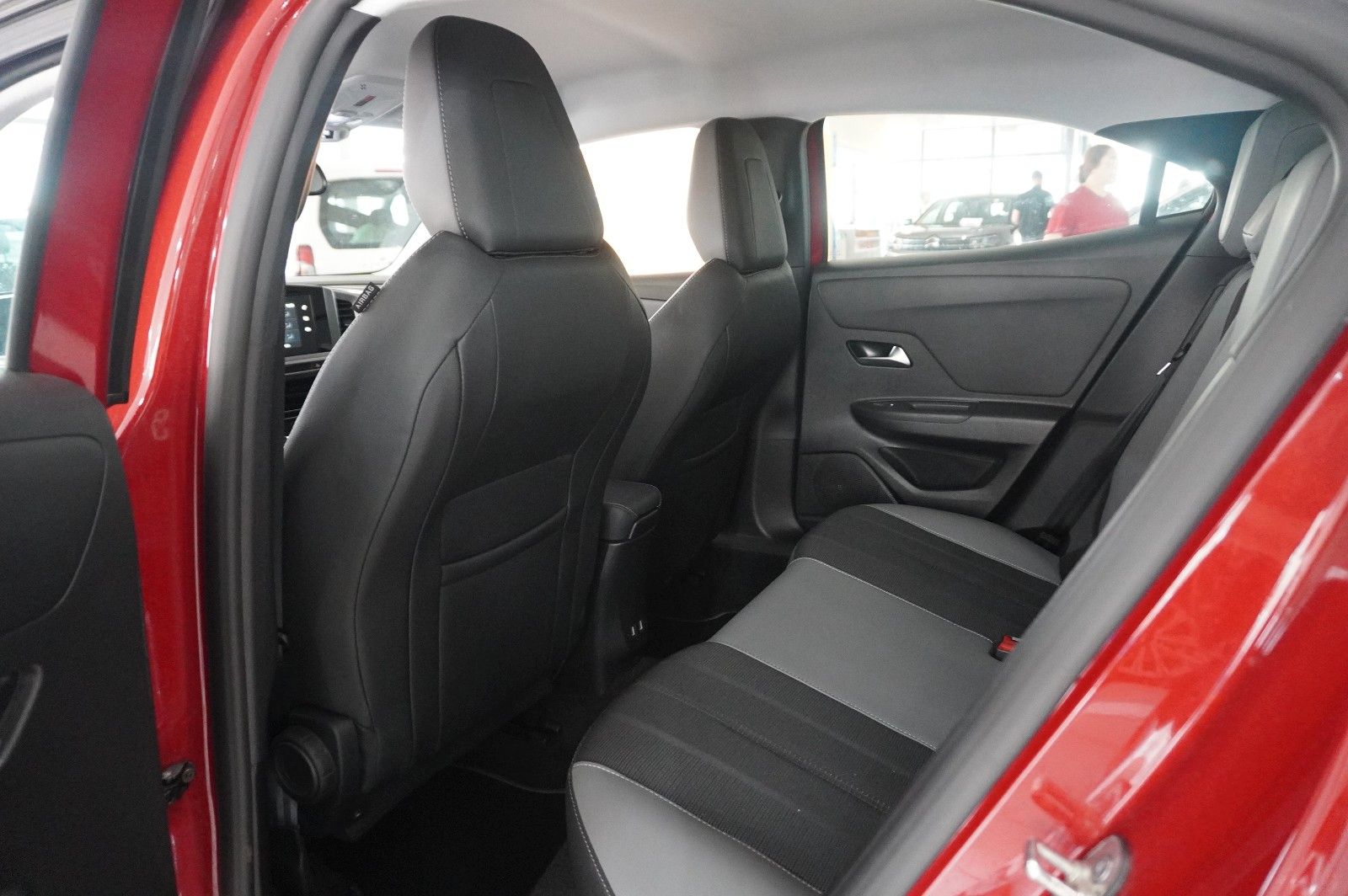 Fahrzeugabbildung Opel Mokka 1.2T ELEGANCE NAVI/LED/KAMERA/SH/SPORT/DAB