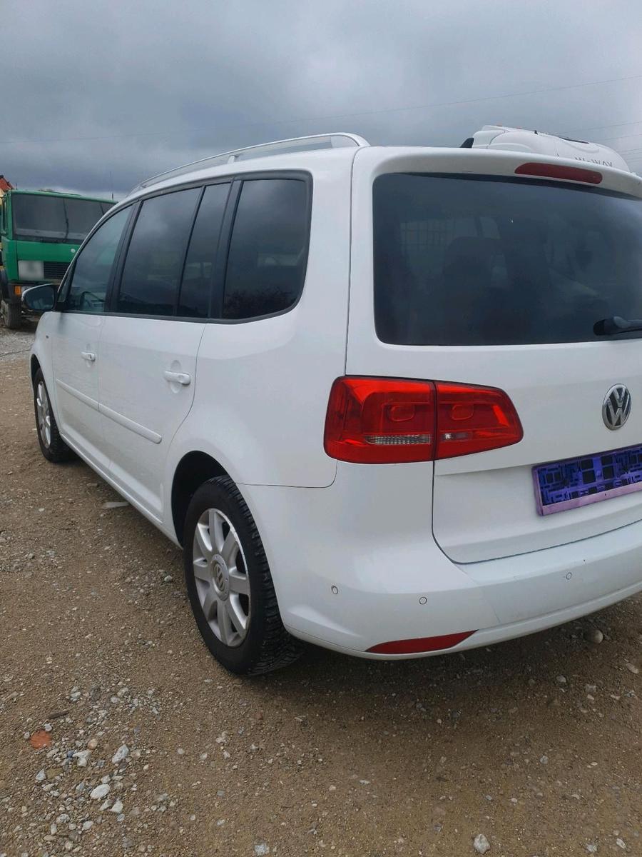 Volkswagen Touran 2015 — interior