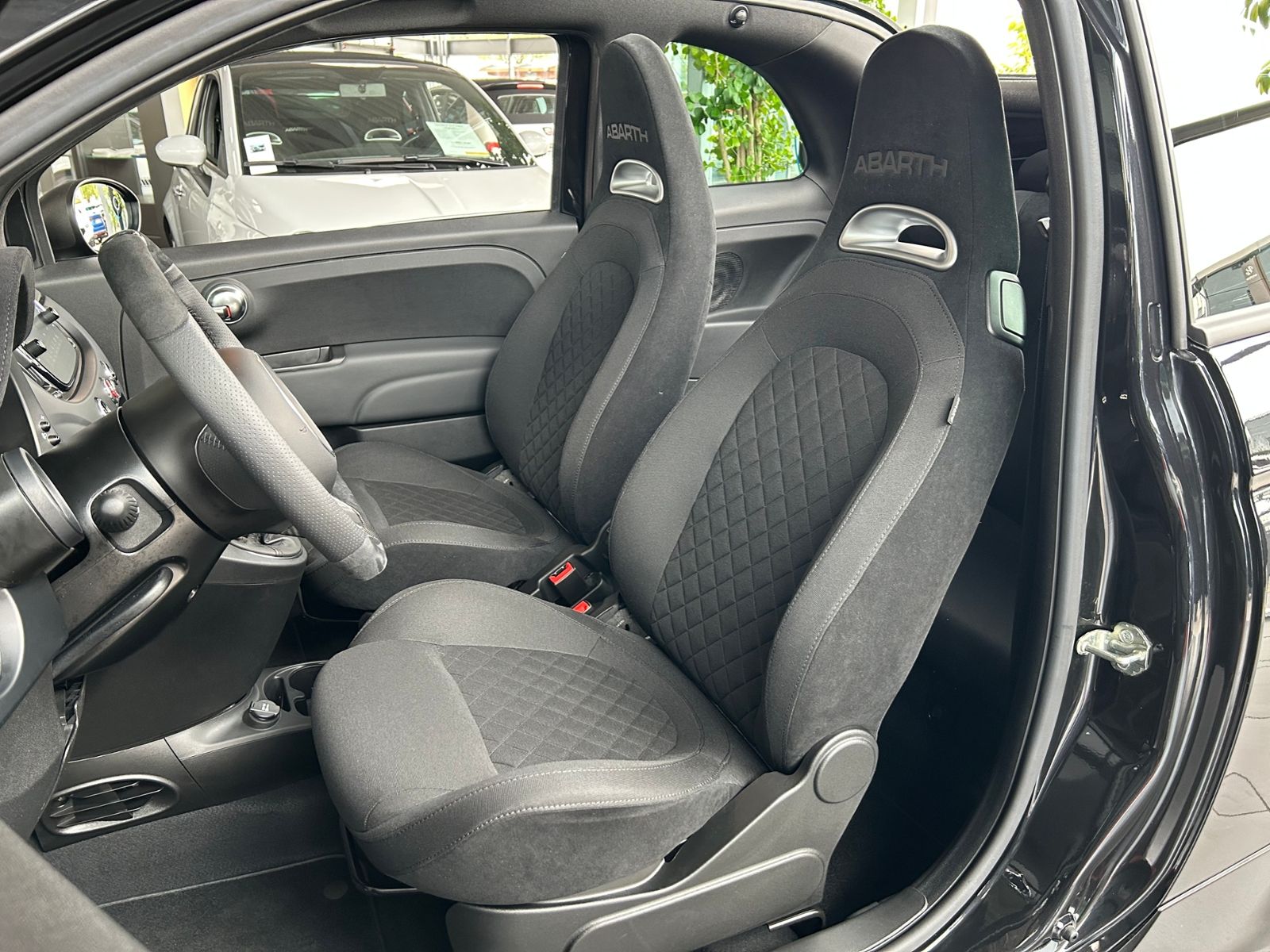 Fahrzeugabbildung Abarth 695 C KLIMA NAVI ALU 17 "  Nur  1450  km