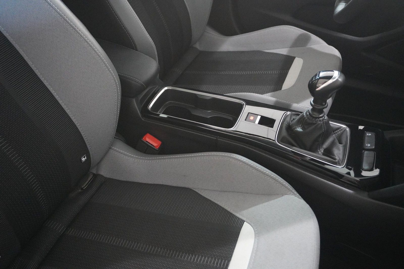 Fahrzeugabbildung Opel Mokka ELEGANCE 1.2T NAVI/LED/KAMERA/SPORT/SH/DAB