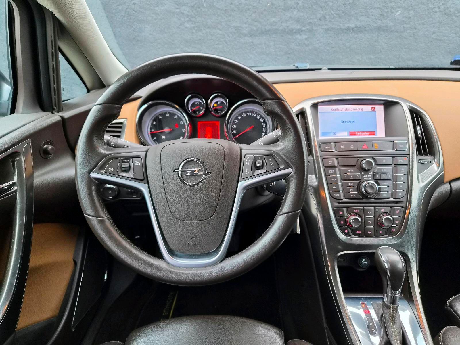 Opel Astra 2011 — photo 8