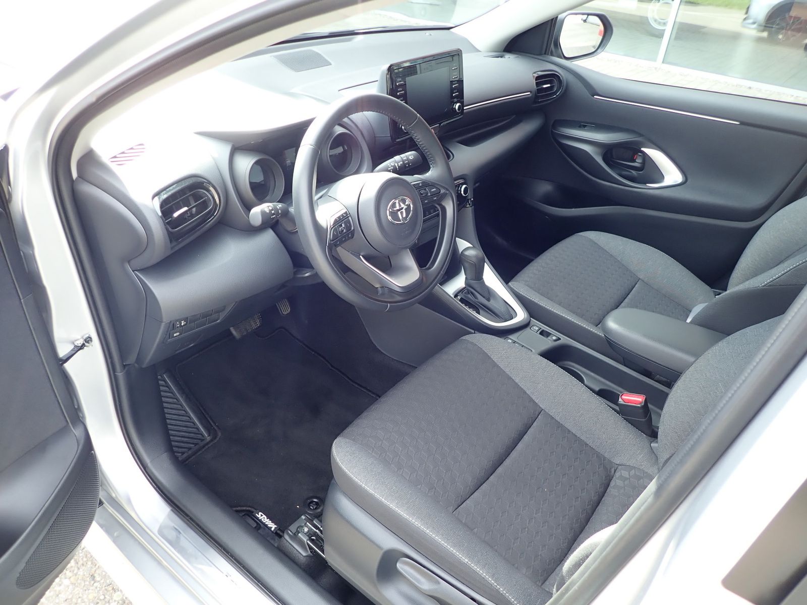 Fahrzeugabbildung Toyota Yaris Hybrid Team Deutschland, Sitzhzg.