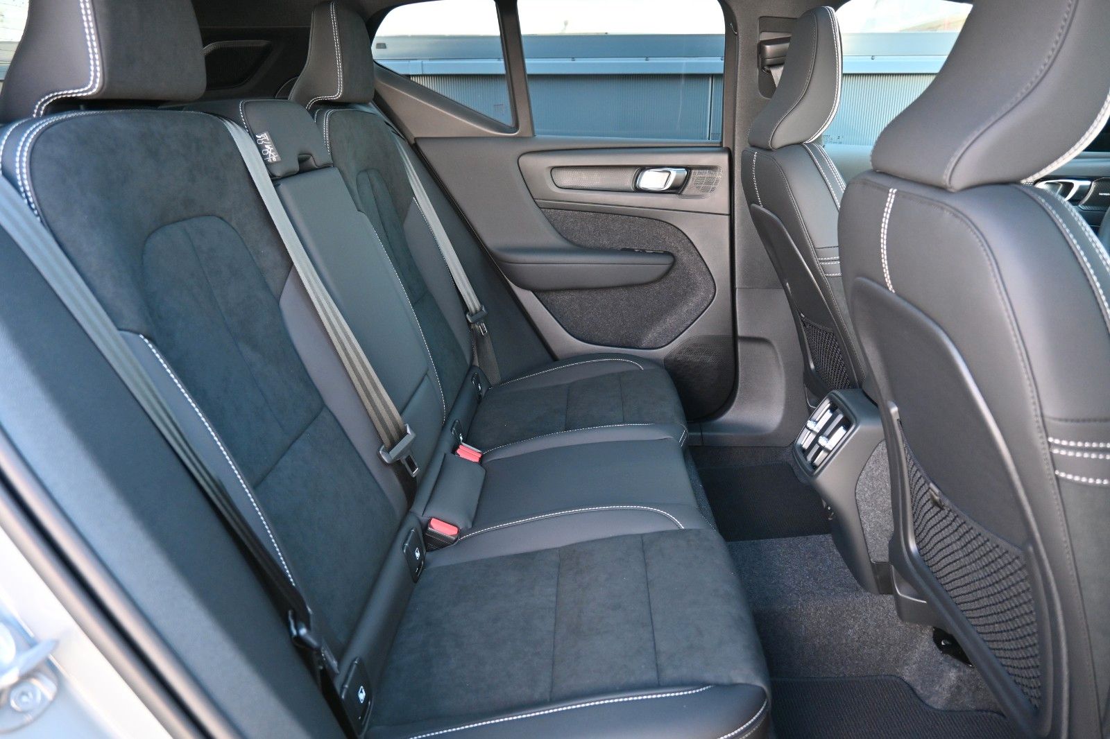 Fahrzeugabbildung Volvo XC40 B4 DKG Ultra Dark*FSHZG*PANO*360°*ACC*AHK