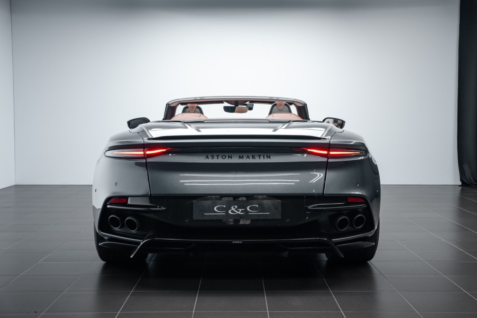 Fahrzeugabbildung Aston Martin DBS 770 Ultimate Volante 1 OF 199/CARBON/BUCKET