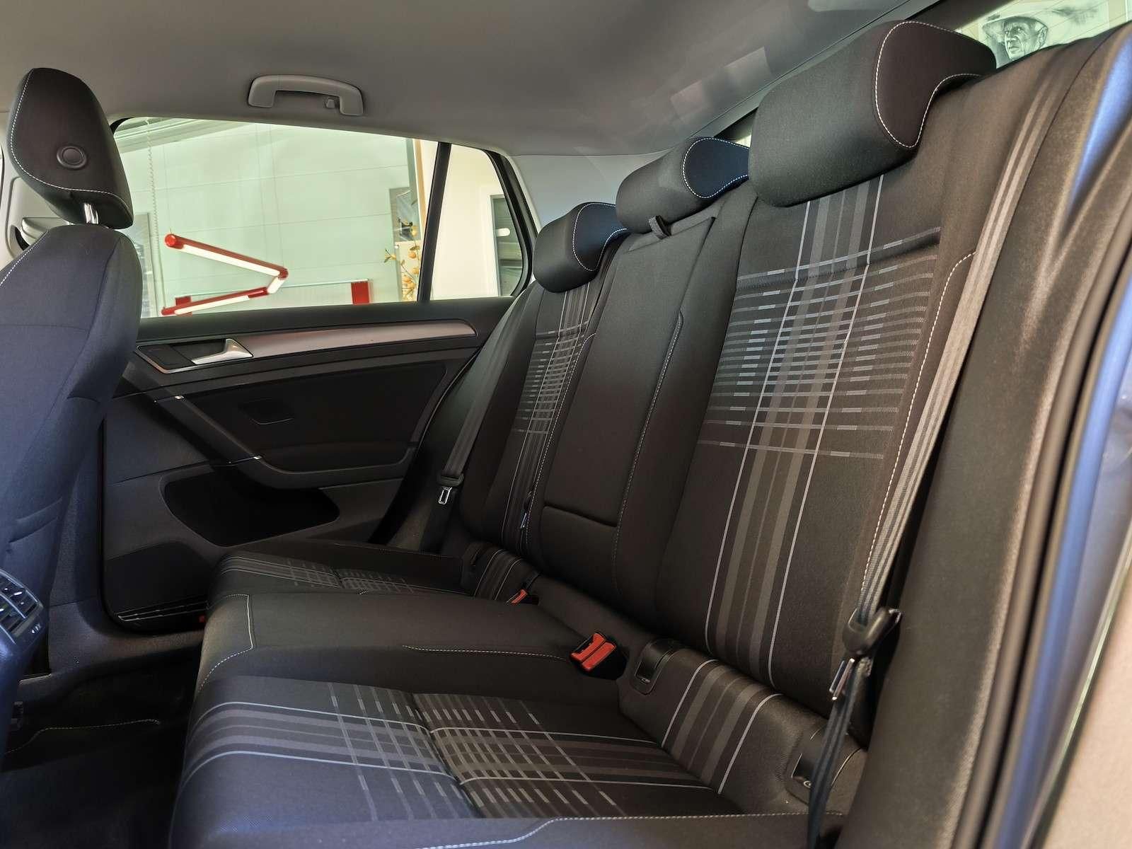 Fahrzeugabbildung Volkswagen Golf Lounge 1.4 /Bi-Xenon/Navi/Tempo/Ahk 110 ...