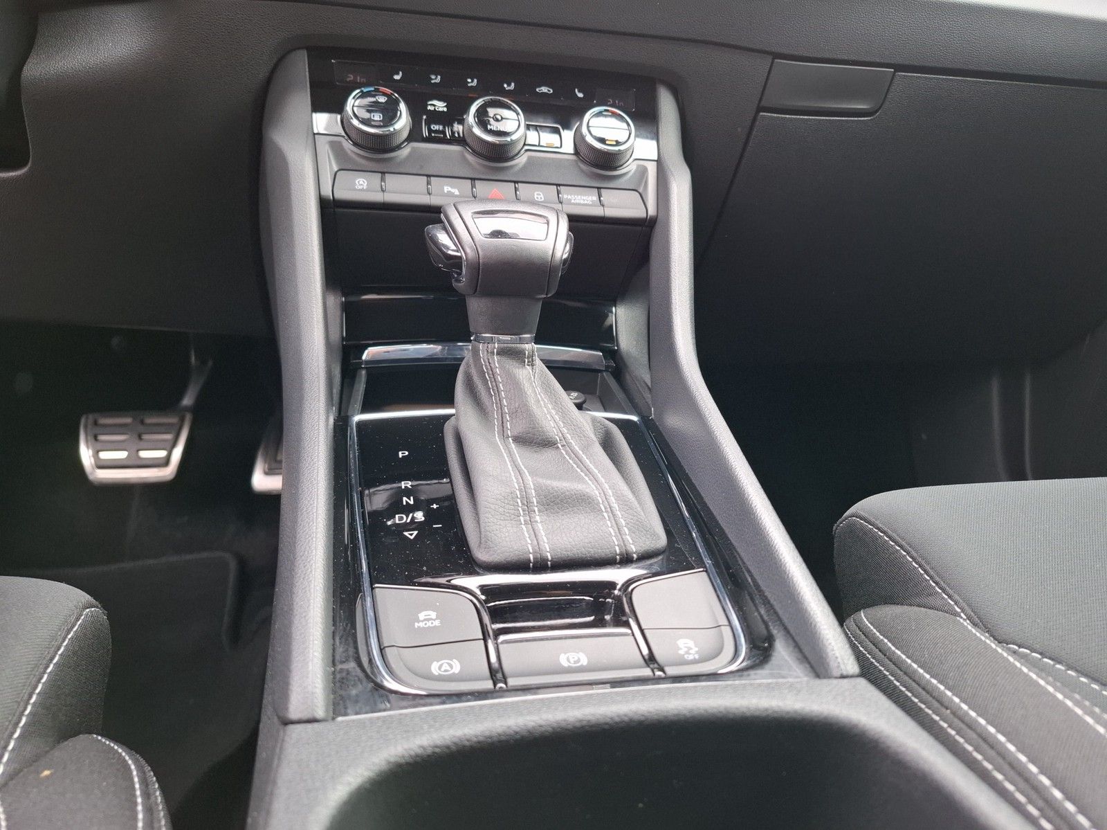 SKODA Karoq 1.5 TSI Sportline DSG / AHK / NAVI / KAMER - Image 14