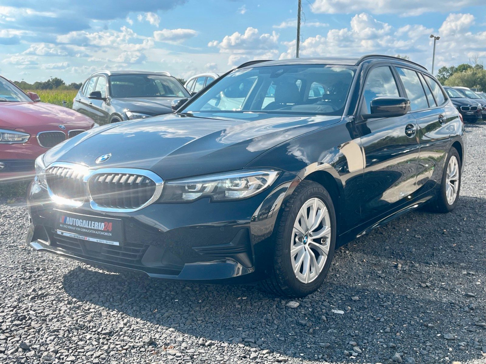 Fahrzeugabbildung BMW 318d Tour Navi Leder Kamera HUD Alarm SPORTSITZE