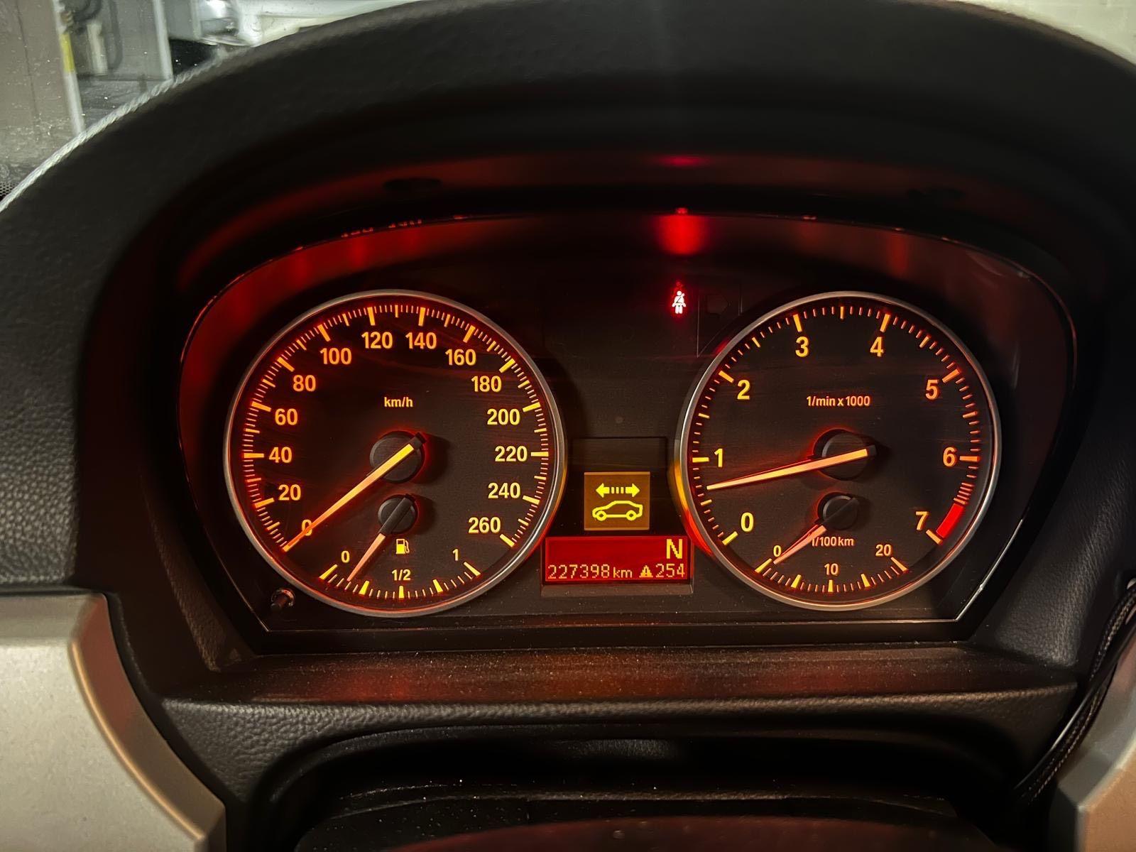 BMW 318 2009 — photo 15