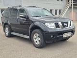 Nissan Pathfinder 4.0L Premium - Nissan Pathfinder mit Benzin-Antrieb