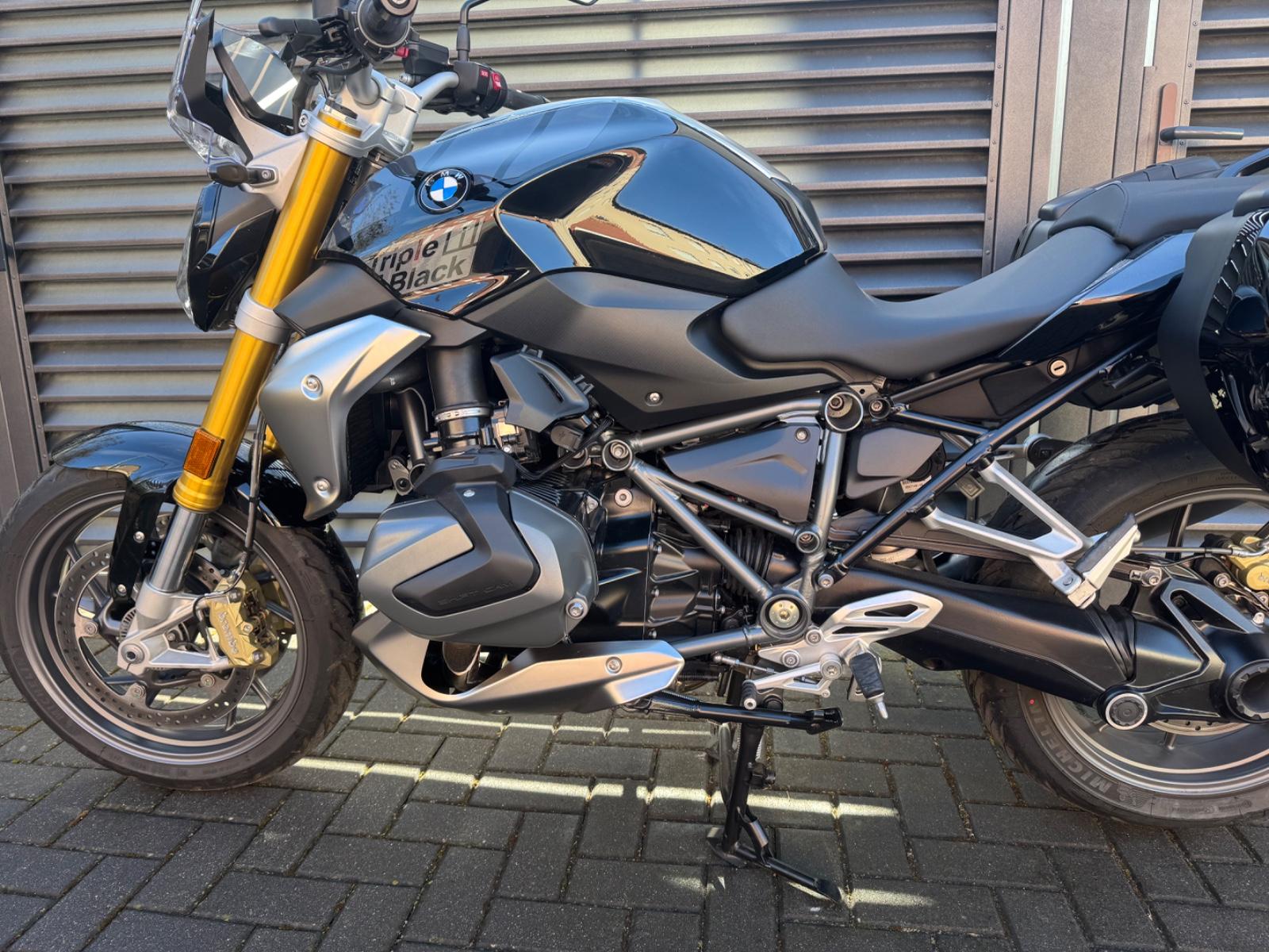 BMW R 1250r Triple Black nur 4335 km | Koffer