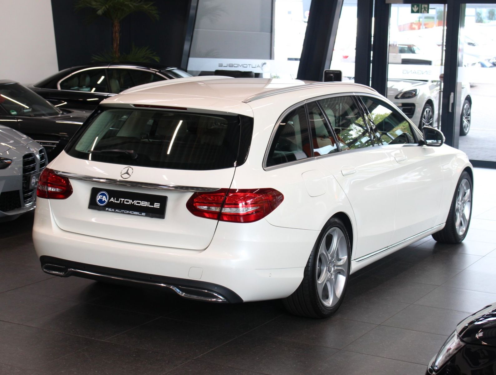 Fahrzeugabbildung Mercedes-Benz C 250 BlueTEC T EXCLUSIVE*AHK*HUD-UP