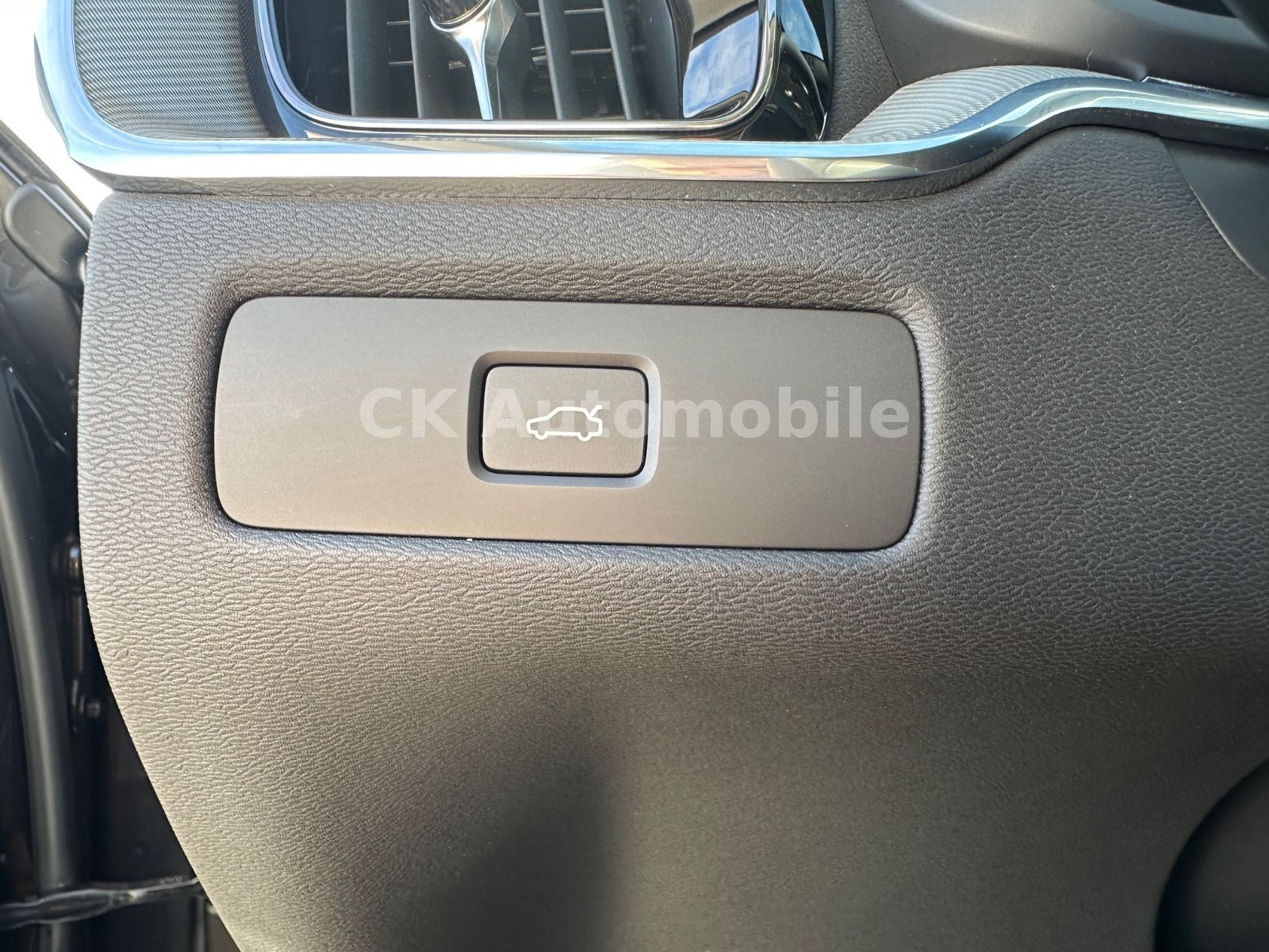 Fahrzeugabbildung Volvo XC60 B4 PlusDark AWD/BLIS/Leder/Pano/LED/360°Kam