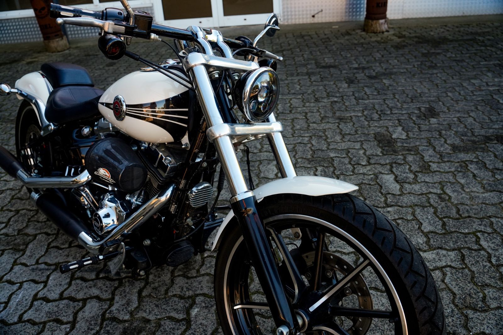 Fahrzeugabbildung Harley-Davidson FXSB Breakout 103 cui - Remus - Screamin' Eagle