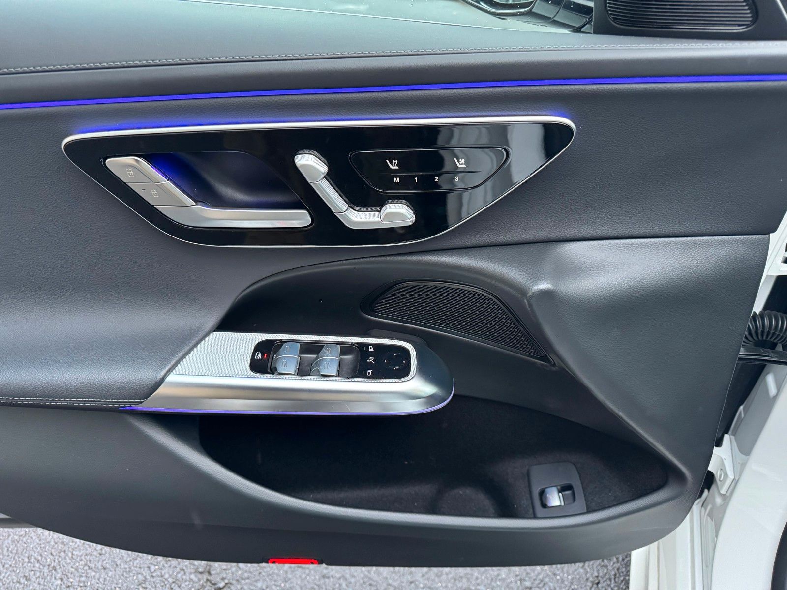 Fahrzeugabbildung Mercedes-Benz E 450 4M Avantgarde+Pano+DistrPro+Digital+360