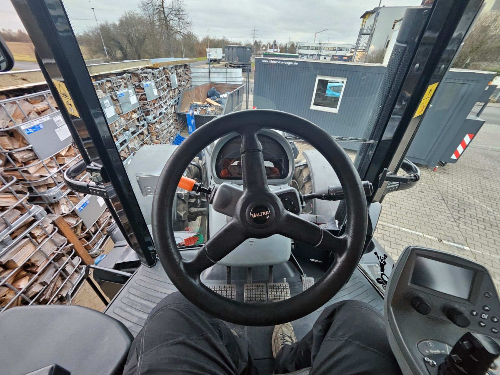 Fahrzeugabbildung Valtra Valtra S374 / 5.590h / Rückfahreinrichtung