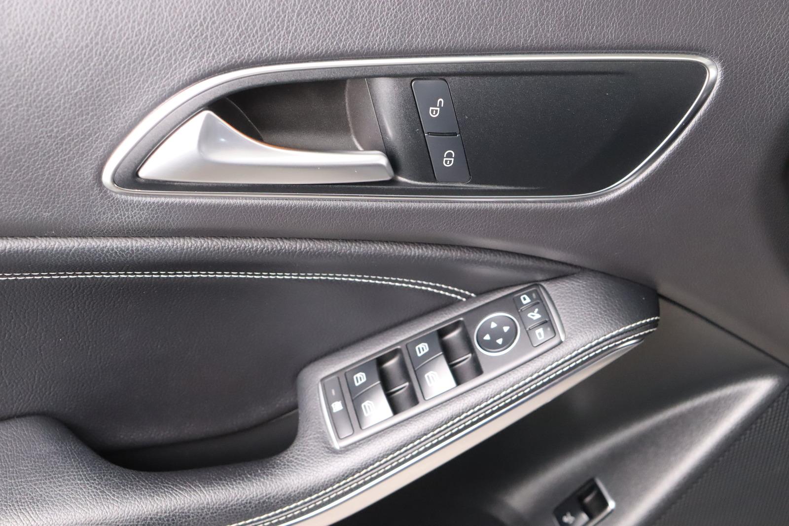 Mercedes-Benz GLA 200 Score * Bi- Xenon * Navi * SHZ *