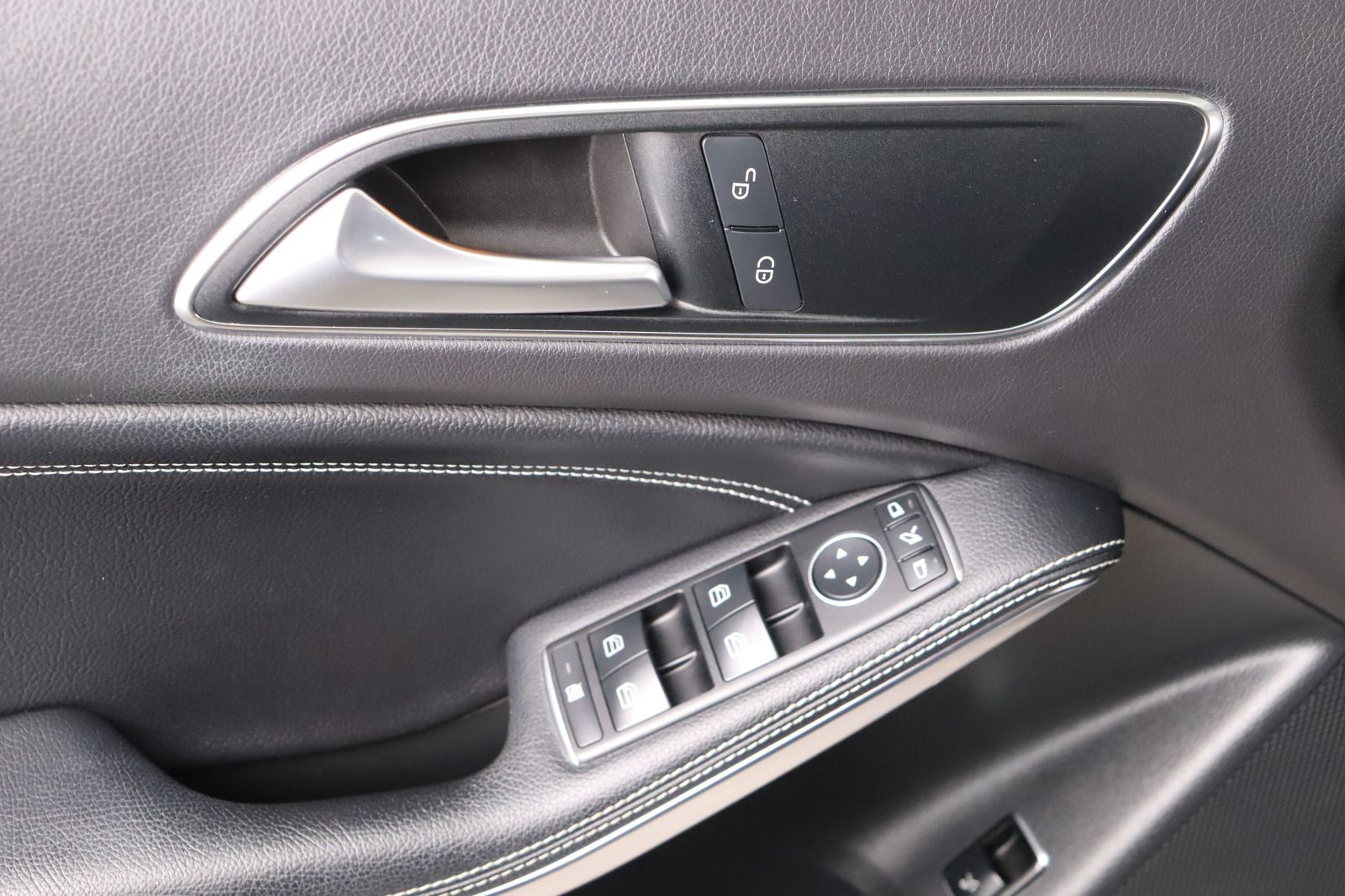 Fahrzeugabbildung Mercedes-Benz GLA 200 Score * Bi- Xenon * Navi * SHZ *