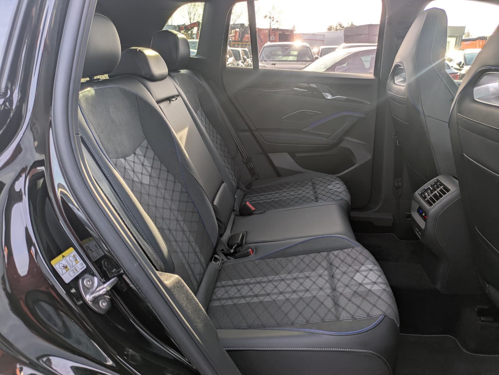 Fahrzeugabbildung Volkswagen Tiguan 2.0 TDI 4M R-Line PANO*H&K*AHK*MATRIX*20"