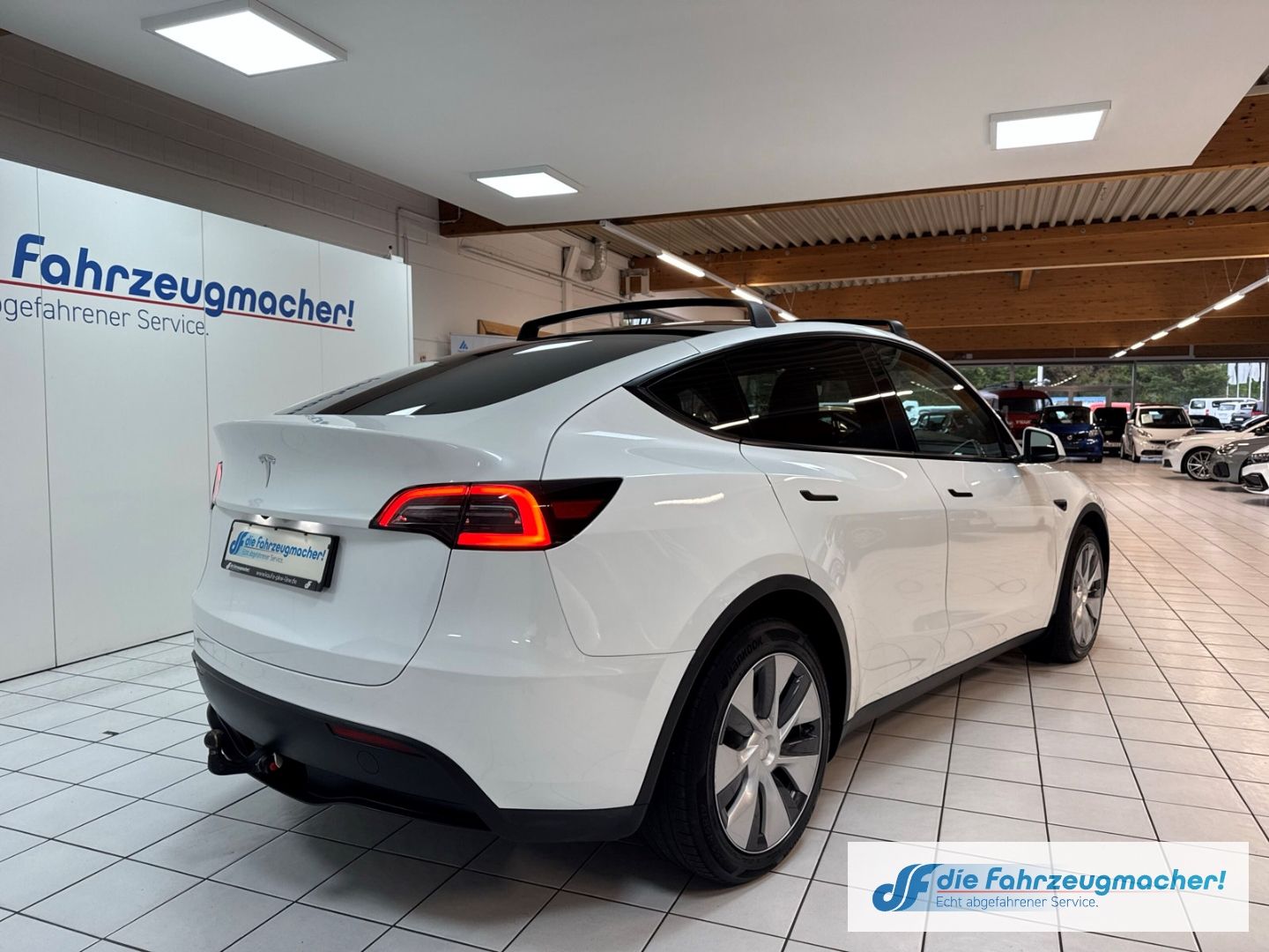 Fahrzeugabbildung Tesla Model Y Long Range Dual AWD Panorama Navi Sounds