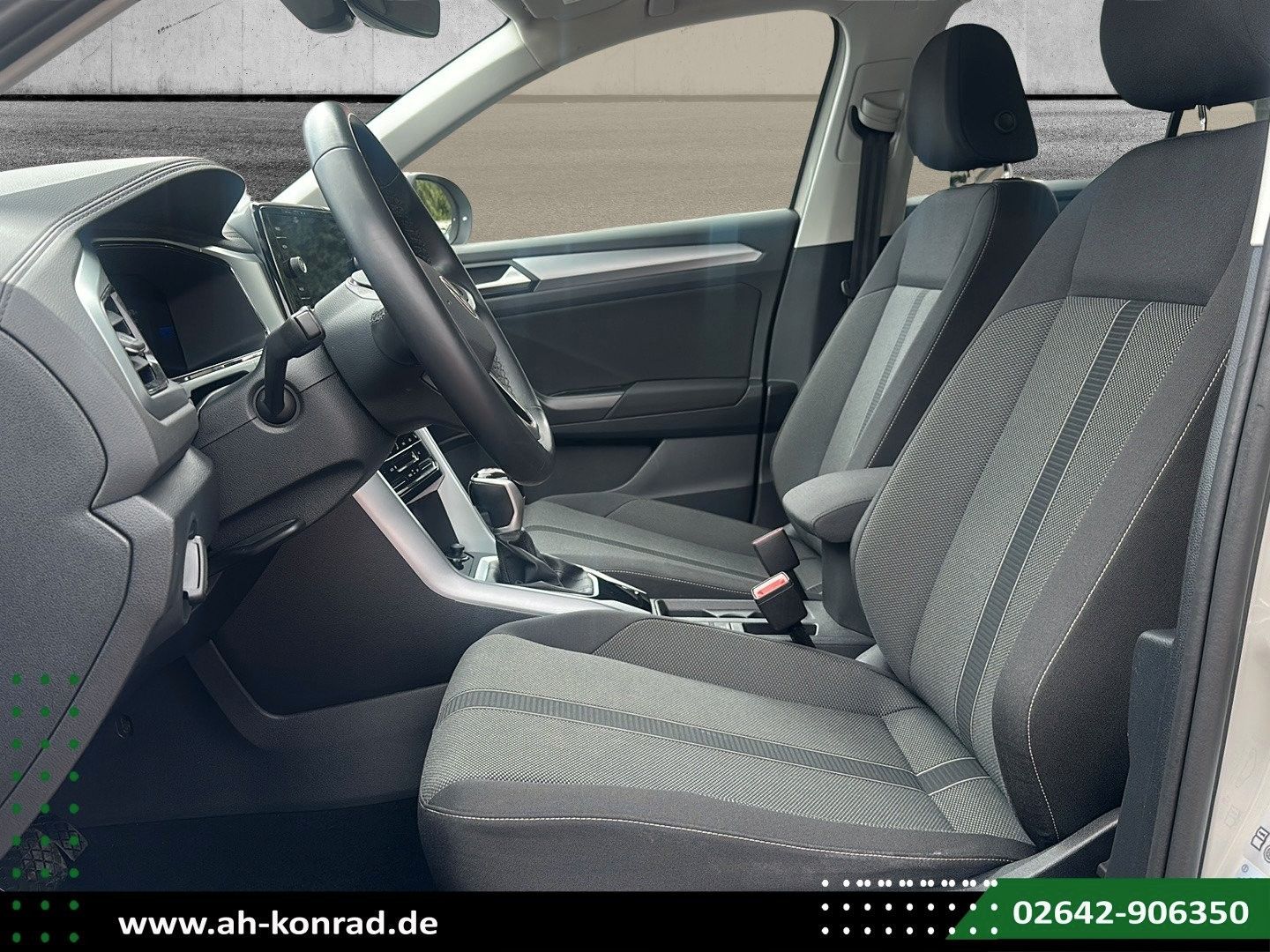 Fahrzeugabbildung Volkswagen T-Roc Life 1.5 TSI*AHK*NAVI*WINTERP*PDC*ASSISTS*