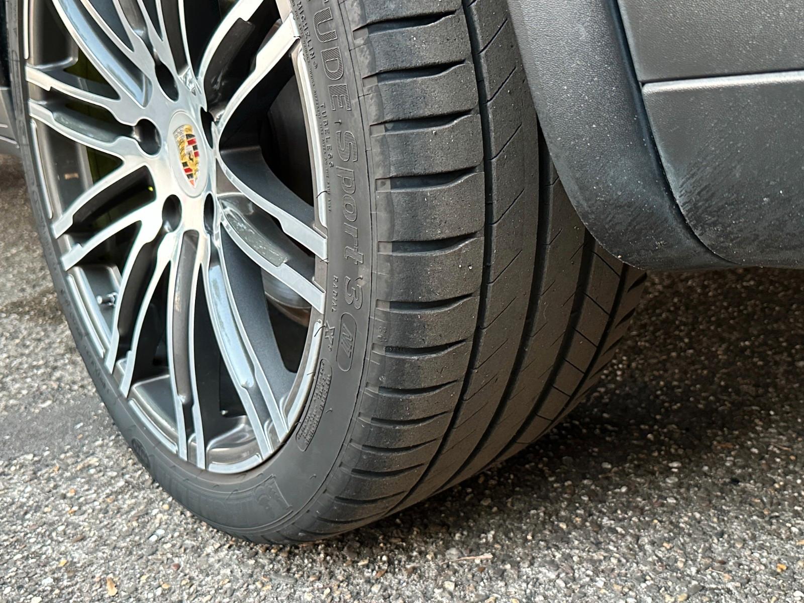 PORSCHE CAYENNE S E-HYBRID PLATINUM EDITION *PANO*LM-21" | 416 ch | 4X4 | BVA | 1-HD, TOP-AUSSTATTUNG!
