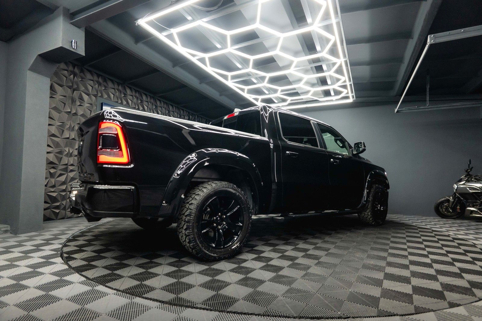 Fahrzeugabbildung Dodge RAM 5.7 V8 HEMI 4x4 OFFROAD BLACK EDITION *19%